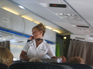 Hôtesse de l’air qui saute sur les bancs d’avion